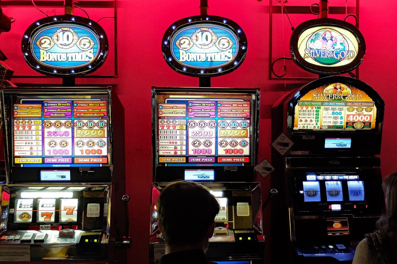 Live Casino lobby view on apk 21 showing available dealer tables